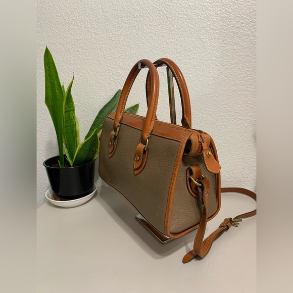 ๐๐Vintage Dooney & Bourke Bag & Matching Wallet - Picture 5 of 16